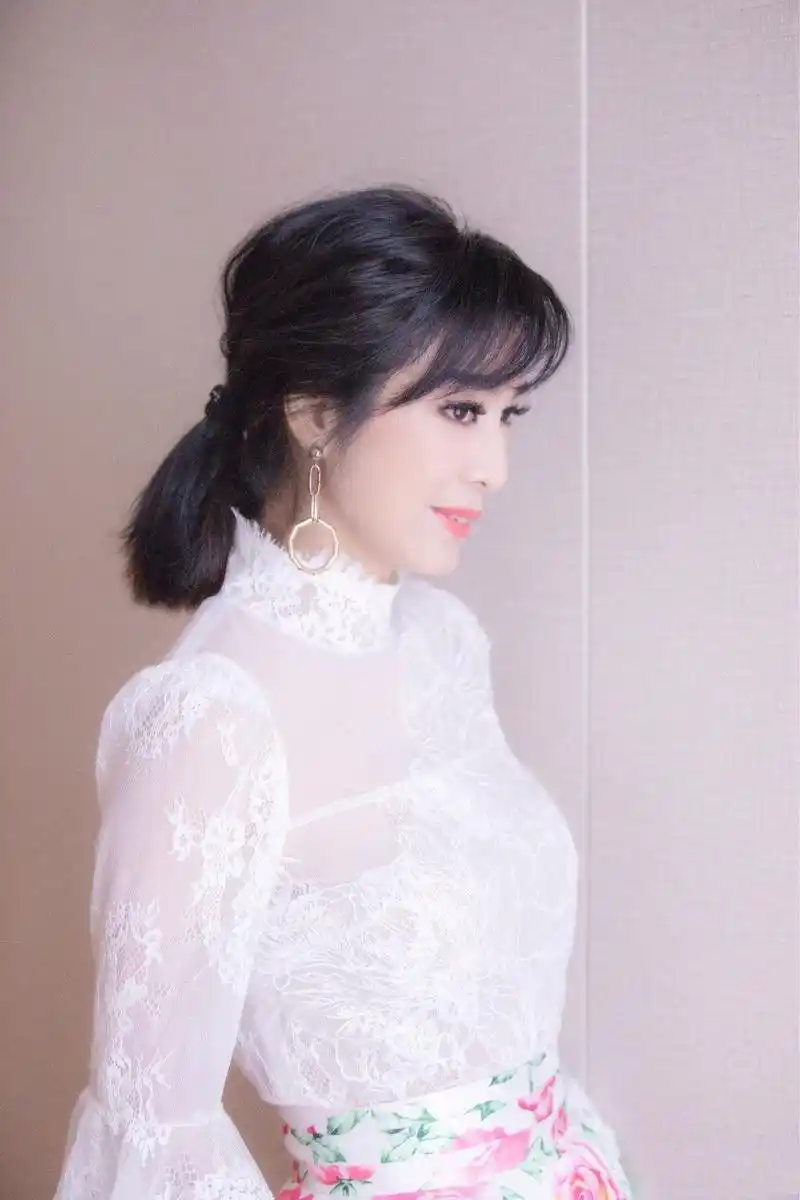 原创64岁米雪终于换发型蕾丝衫配碎花裙清新优雅扎马尾更年轻