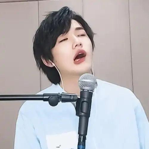 宋亚轩帅气的颜值贡献了不少憨憨表情包@时代少年团-宋亚轩_高清图集_