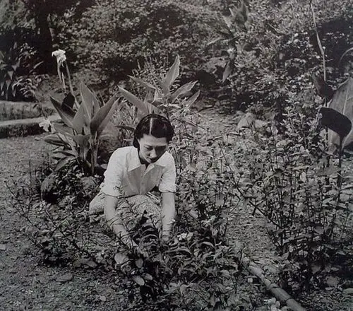被软禁中的赵一荻老照片,一个人钓鱼喂鸡:此时的她后悔了吗