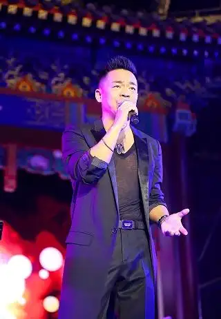 孙浩,姚政现身即墨古城戏台,欢唱民谣