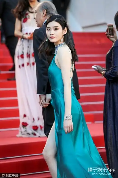 超模奚梦瑶化身戛纳孔雀公主大秀妖娆身姿