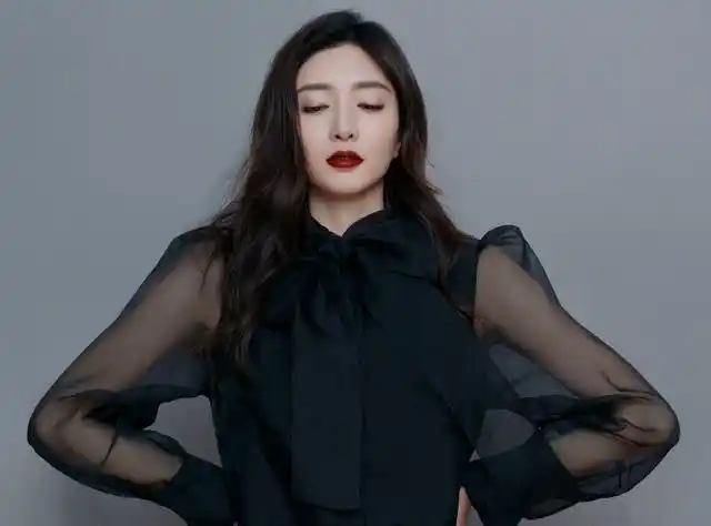 江疏影现身薇娅直播间,说出自己崇拜的偶像,提到爱豆还不好意思|玄彬