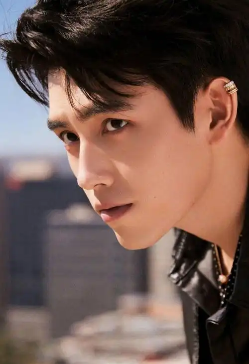 陈飞宇一袭allblack黑西装look出席first青年电影展