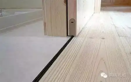 那些一边铺木地板一边铺地砖的,中间接缝原来这样衔接的啊