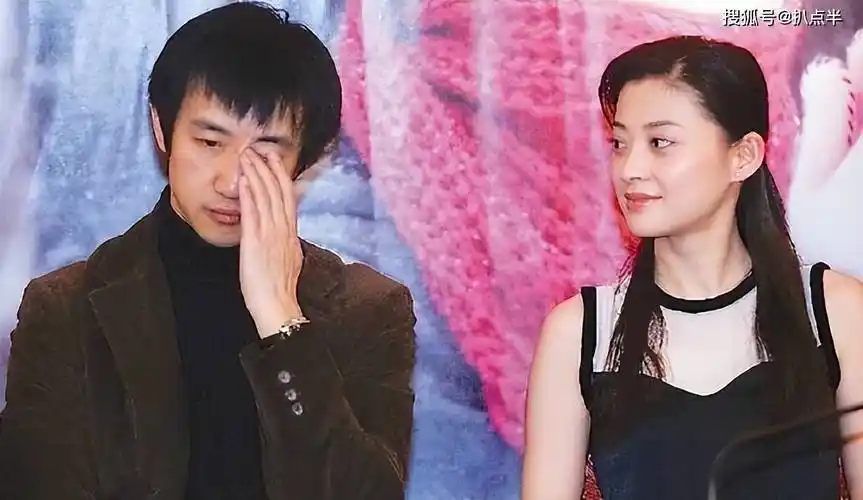 鄢颇和妻子秀恩爱:曾娶梅婷,情断李小冉,他为何总能拿下美女?