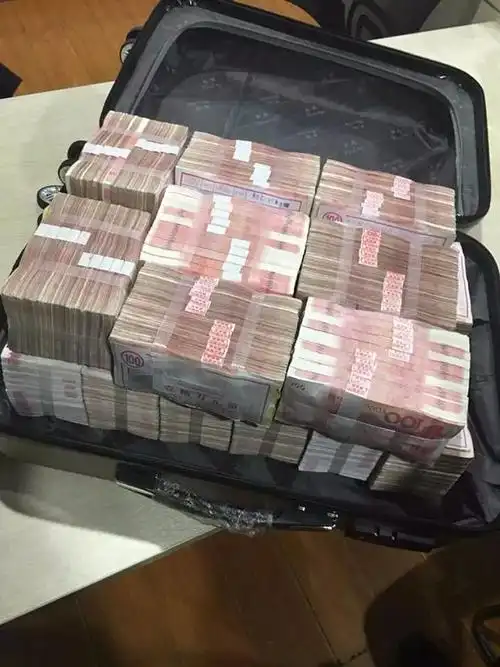 小情侣酒吧谈分手不欢而散竟扔下一箱200万元分手费走了