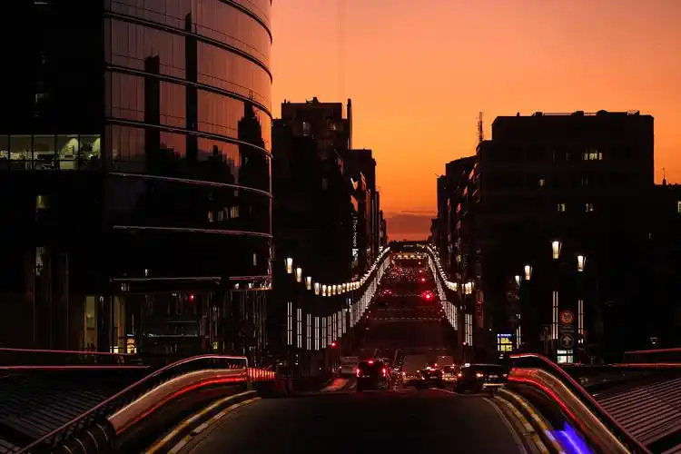 9月17日傍晚,一名游客在比利时首都布鲁塞尔欣赏城市风景.