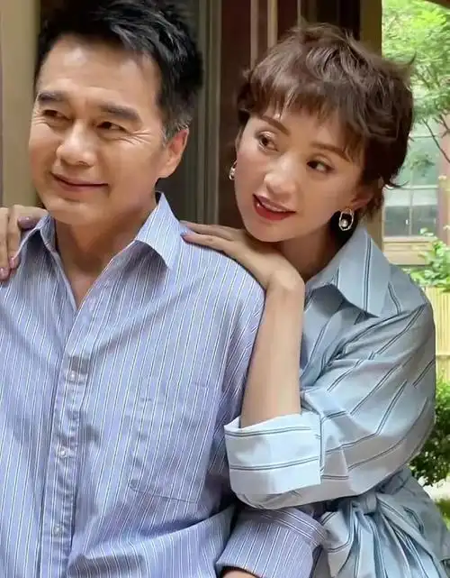 6月5日,许亚军与4婚妻子张澍在个人社交账号上发表了一段视频秀恩爱