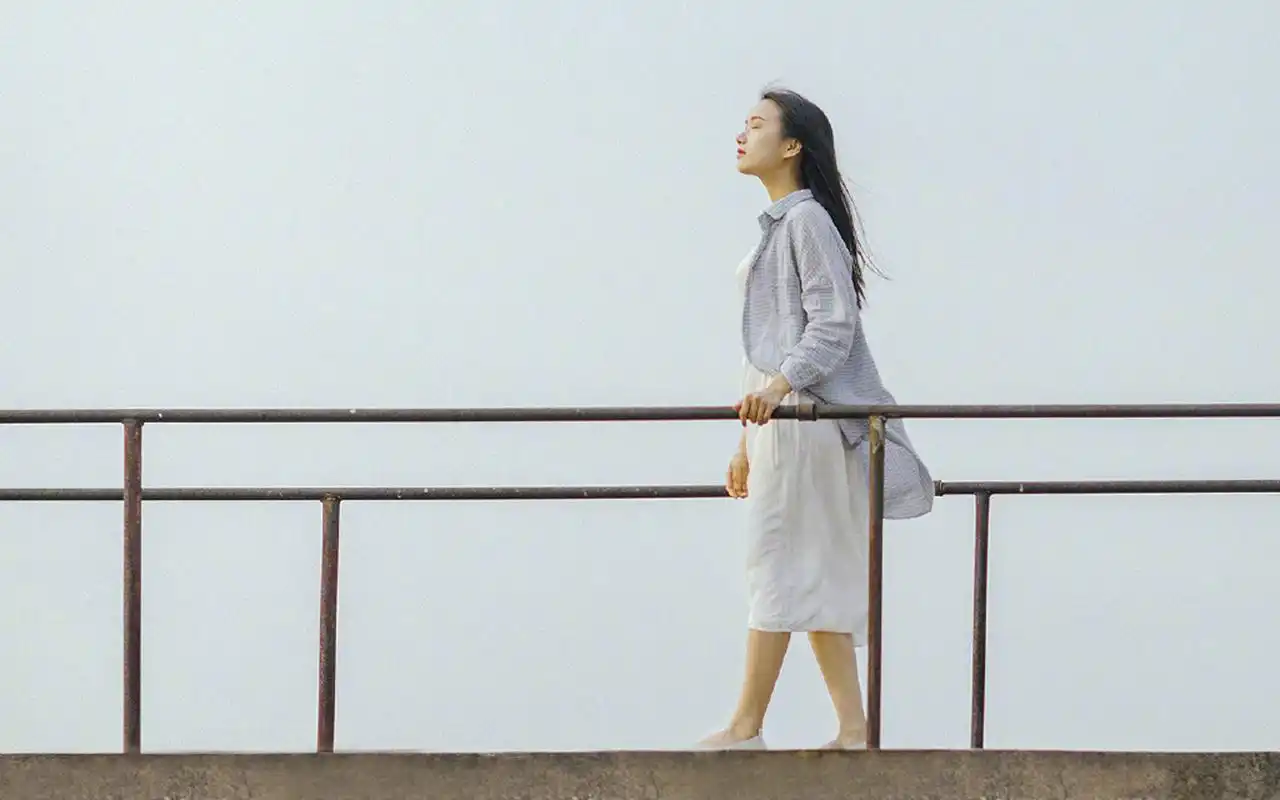 清新文艺美女户外养眼写真图片桌面壁纸