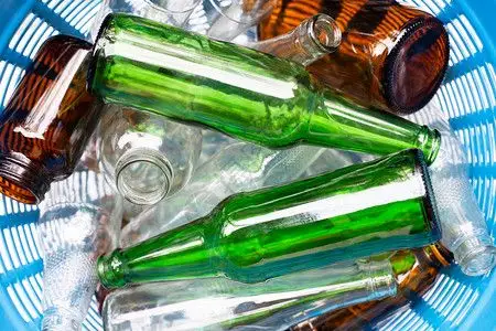 垃圾生态处理蓝色废物篮子里的玻璃瓶背景