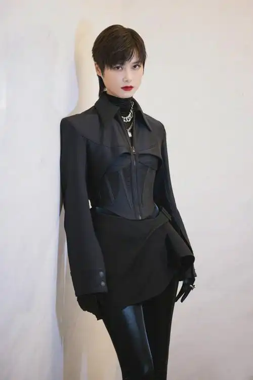 李宇春身着时髦利落的黑色套装这束腰马甲设计和长腿