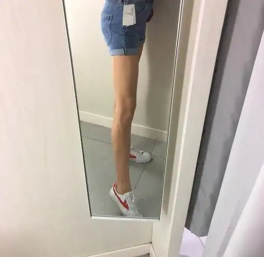 因为腿不直所以拍照喜欢交叉腿 遮盖一下缺点 小腿稍微粗点 这种裤子