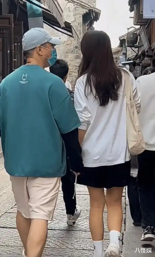 期间,王骏迪还不忘扭头与老公亲密聊天在整个游玩过程中,孙红雷和