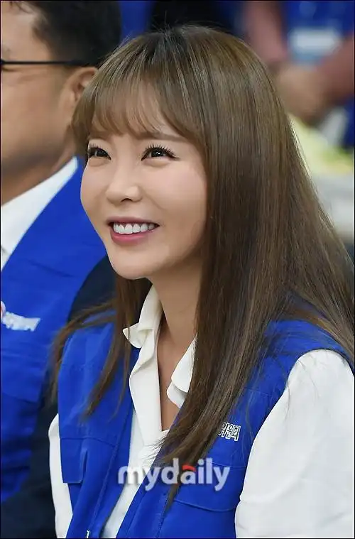 组图:韩女星洪真英亲手腌泡菜 将送给贫困家庭