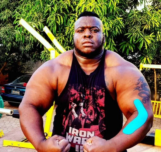 小伙因肥胖高大被嘲笑现是世界顶级大力士选手