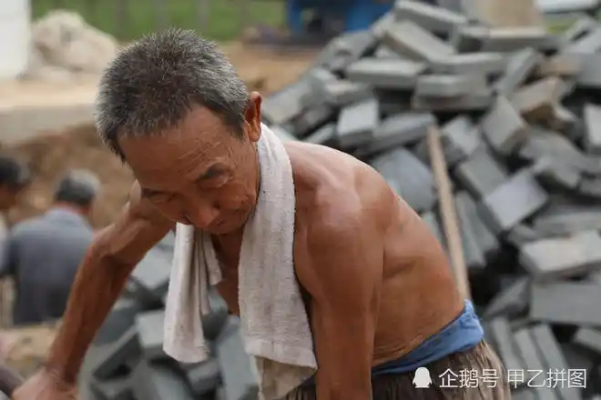 在河南省一工地,一位老人工在光着膀子,冒着高温干活.