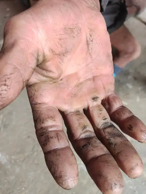 老农民苍老有力的手