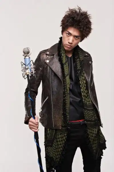 韩星成俊《闭嘴花美男乐队》剧中叛逆形象曝光_新闻台_中国网络电视台