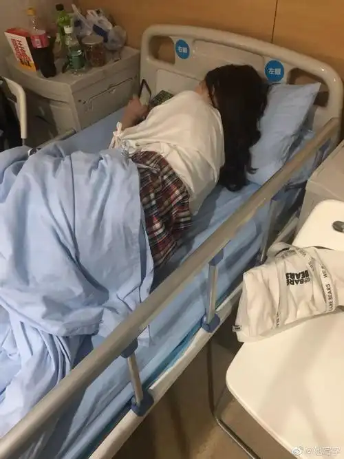 分享了这么一组图,画面中形象地为我们展示了当代女朋友对于住院男友
