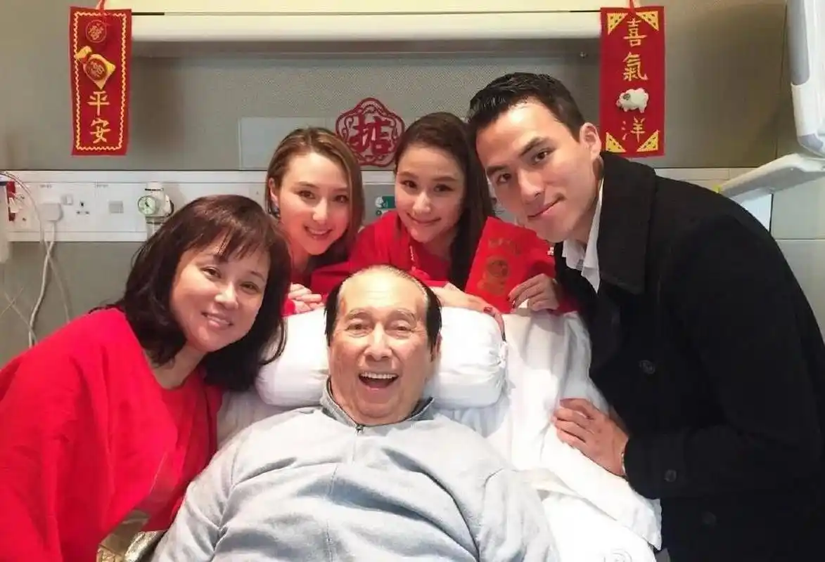 何鸿燊 何超莲  赌王何鸿燊三太是一个不是一个爱打扮的人,女儿何超莲