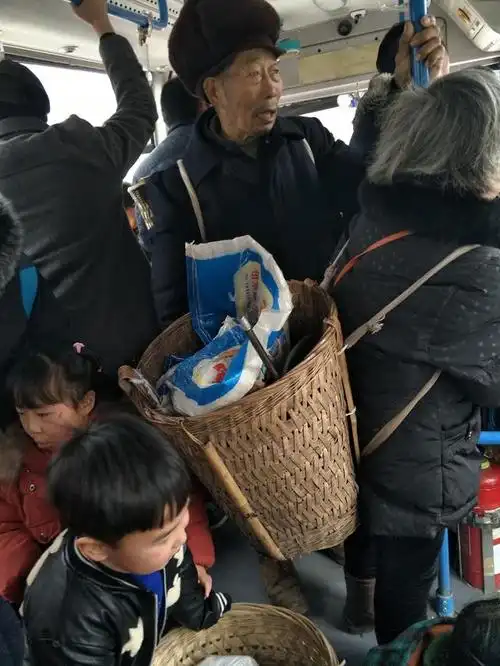 农村里的留守老人和留守小孩,大年将近,终于可以盼回儿女爸妈了