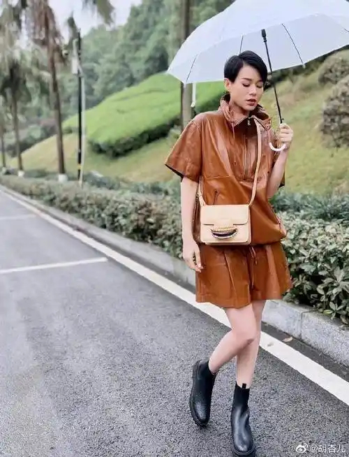 胡杏儿晒雨天撑伞大片短裙配短发气质超绝
