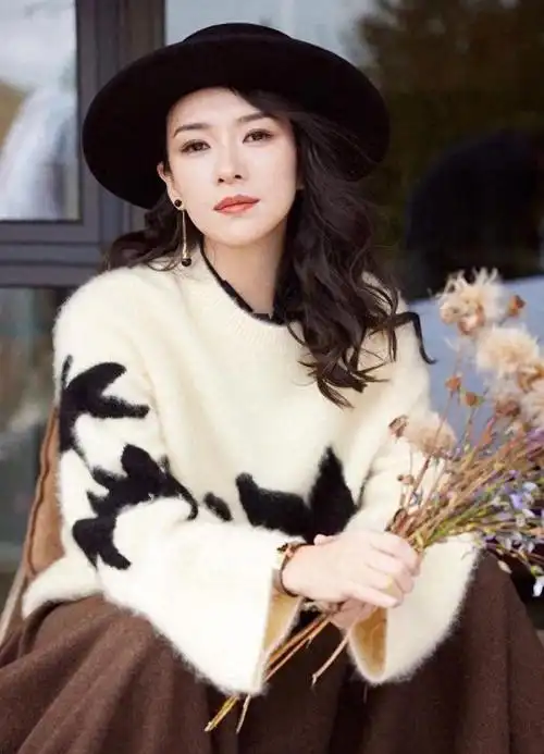 章子怡在戛纳电影节上眼眶泛红,泪水在眼里打转,引网友热议