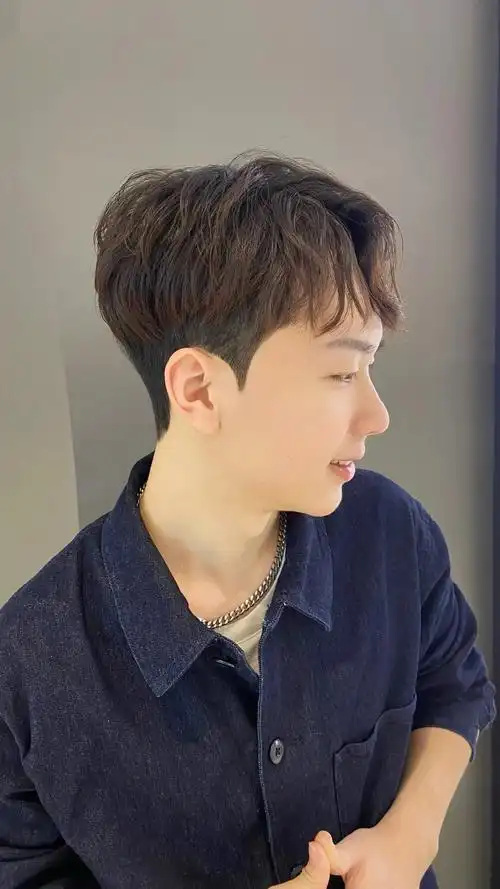 烫发也是人气发型当中必不可少的,烫发不仅可以增加时尚感,同时让我们