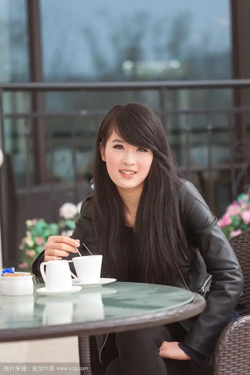 年轻女孩生活照