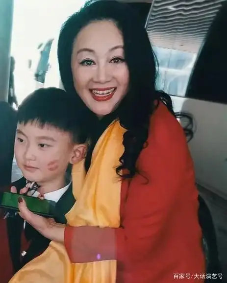 但现在广电局限籍令发布后,王姬怀孕拍戏让儿子得病,回国挣钱治的行为