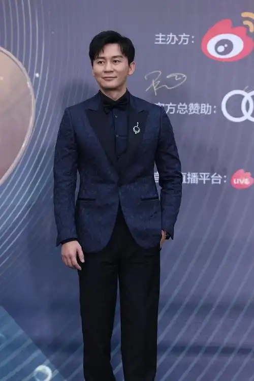 组图:李晨身穿深蓝色暗纹西装出席微博电影之夜 面带笑容状态佳