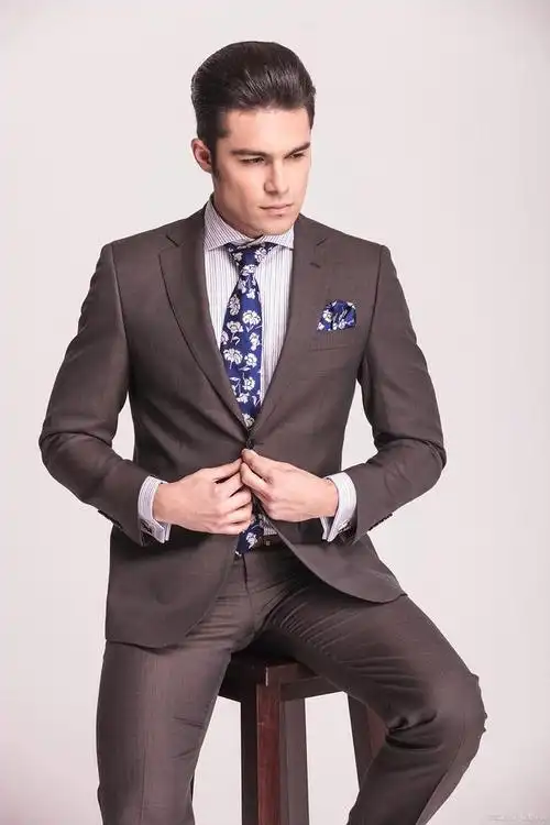 在工作场合中,一套得体,考究的西服,不仅能为你增加不少自信,还可以