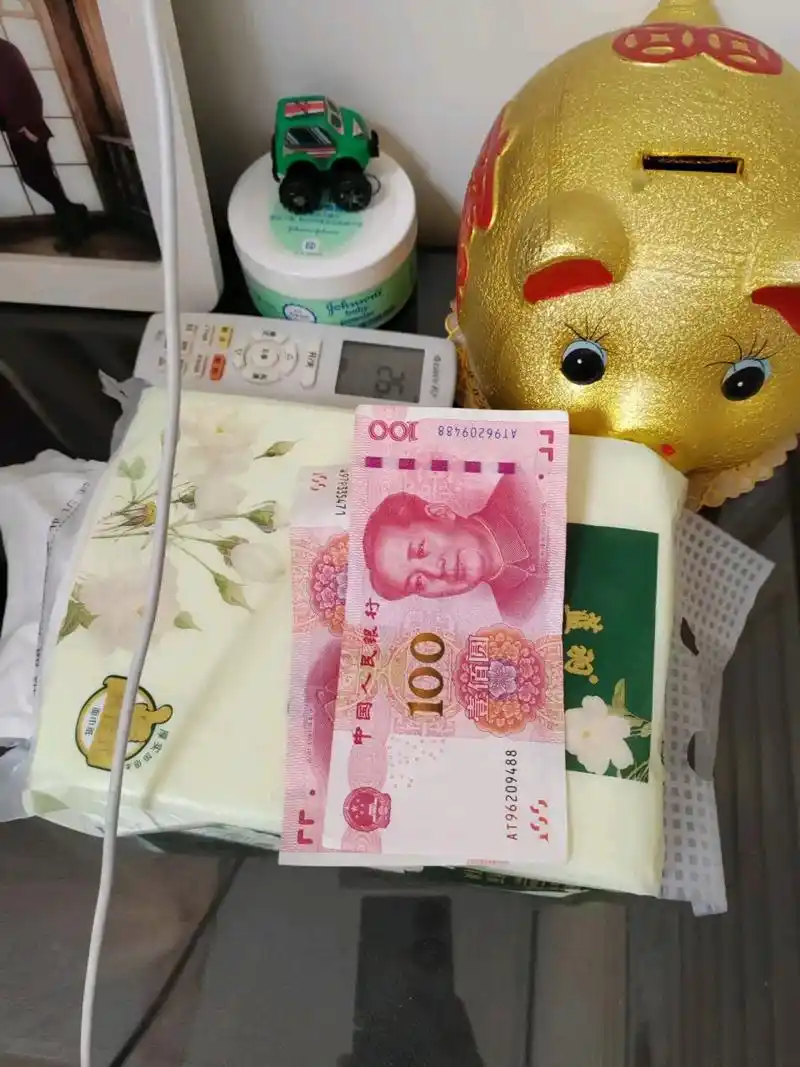 早上我老公放了200块钱在床头柜给我做生活费,他说只有这200,先用着先