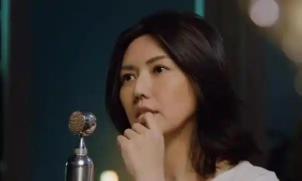 正文:在2000年,孙燕姿以一曲《遇见》正式出道,一夜之间成为了亚洲