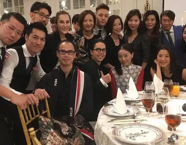 隐婚十几年钟汉良妻子身份曝光陈伟霆回港喝喜酒全家福亮了