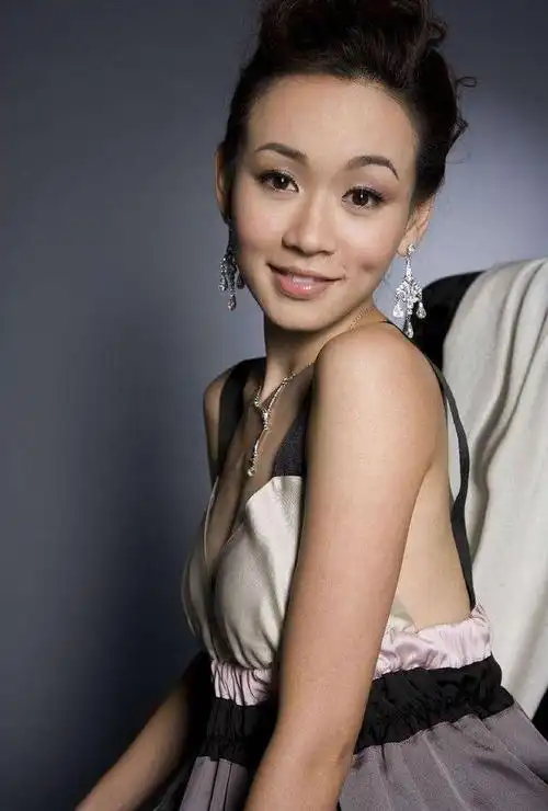 41岁港姐冠军挺孕肚现身活动,7个月脚踩高跟鞋,8岁女儿陪伴同行