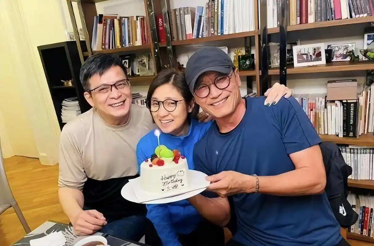 知名港星李司棋晒聚会照!苗侨伟携妻现身,黄日华汤镇业罕见同框