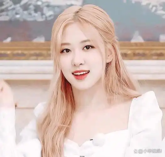 朴彩英晒对镜自拍美照 戴眼镜扎麻花辫萌态十足!