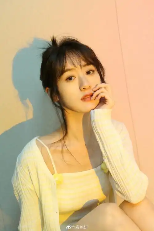 袁冰妍分享随拍,丸子头造型好清纯呀