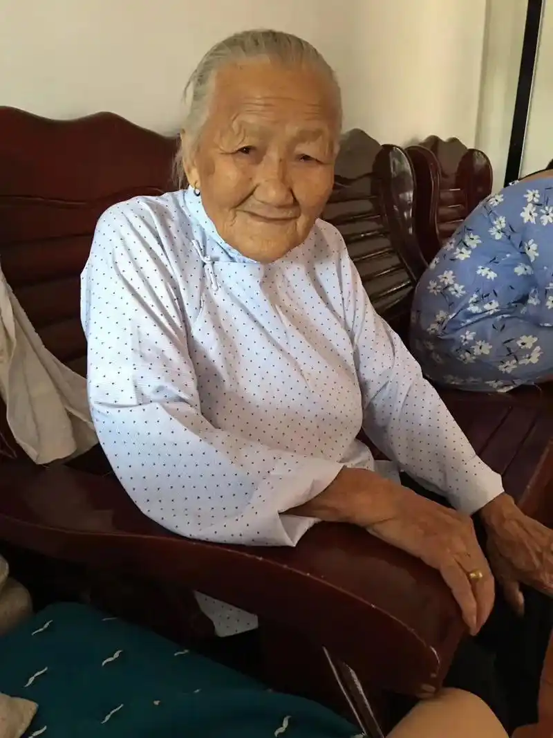 我的外婆,世间再无外婆和蔼慈祥的笑容,仙逝之日天怜下雪,送 - 抖音