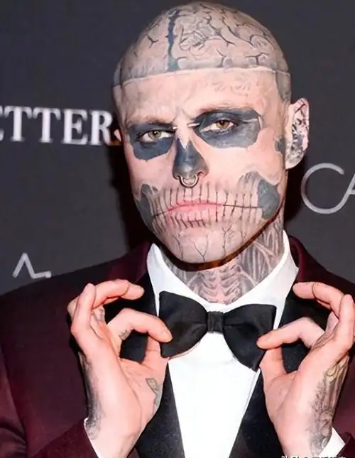 四川14岁少年满脸纹身被父亲赶出家门,找不到工作,如今他怎么样