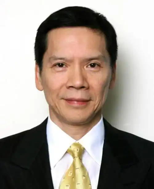 向华炎出狱,但出狱后的向华炎把掌门人的位置转给了自己的儿子向展伟