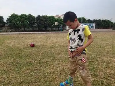 小家伙说屙尿到蚂蚁洞里蚂蚁爸爸就会出来了!