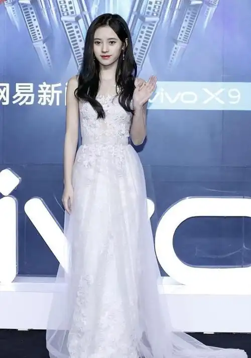 鞠婧祎显露真实身材看着挺单薄但是穿露肩裙肩膀看着可不瘦