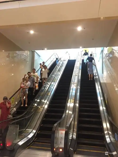 永辉超市有两个小孩子从下来的电梯