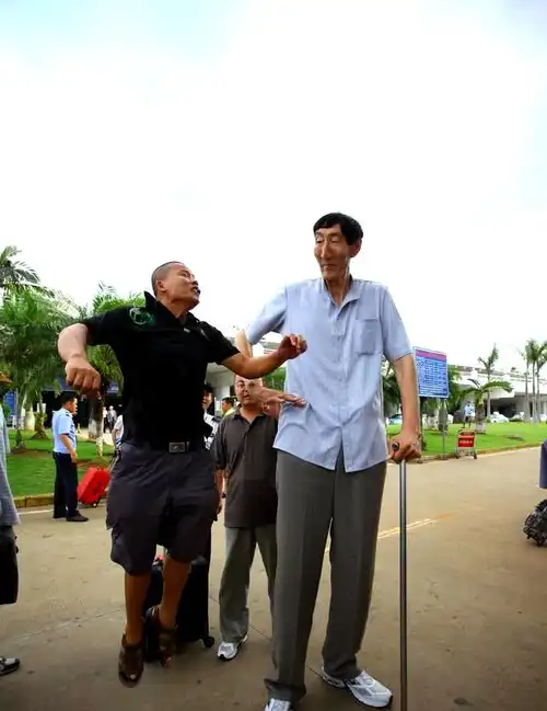 "世界第一高人"鲍喜顺:夫妻身高差68厘米,儿子身高有望超姚明