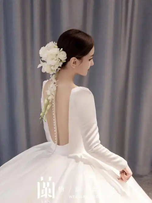高级感缎面婚纱造型室外森系新娘造型