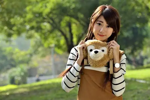 楚楚动人的美女张嘉庭高清桌面壁纸