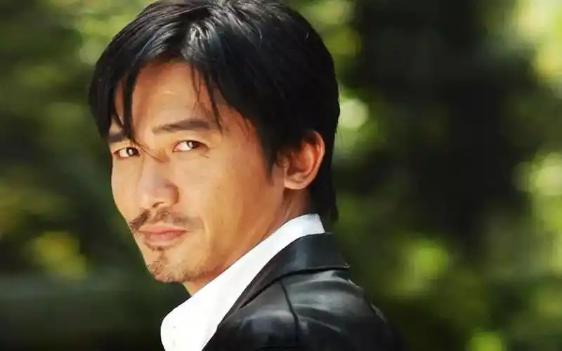 凭借一对眼睛拿奖无数梁朝伟为什么能火40年