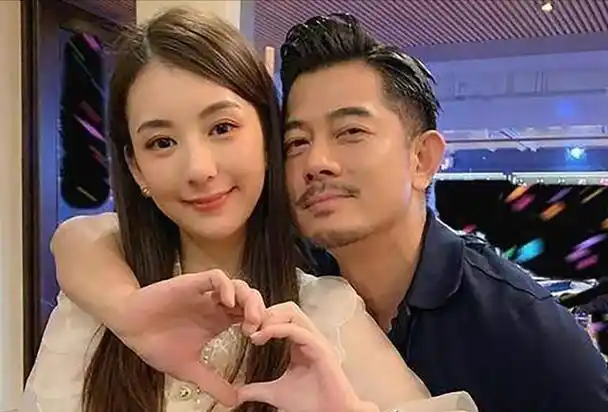 许多网友惊讶地发现,郭富城为方媛挑选的婚纱竟是租赁的,令人惊讶的是